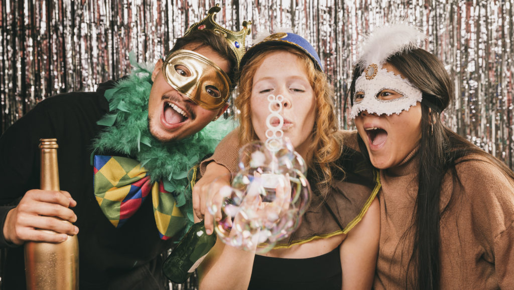 Persone in maschera per carnevale