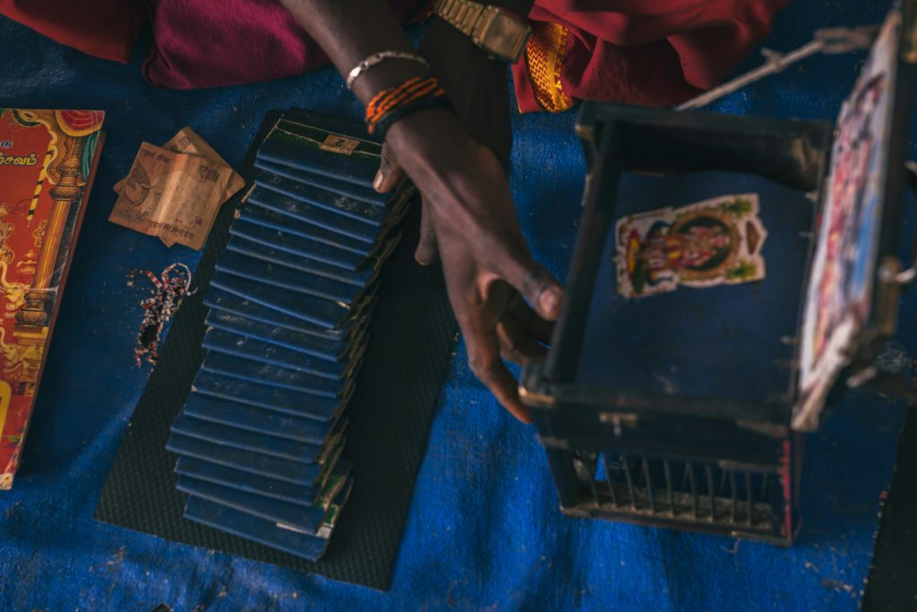 Qual è la differenza tra cartomanzia e astrologia?