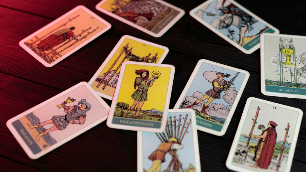 Qual è la differenza tra cartomanzia e astrologia?