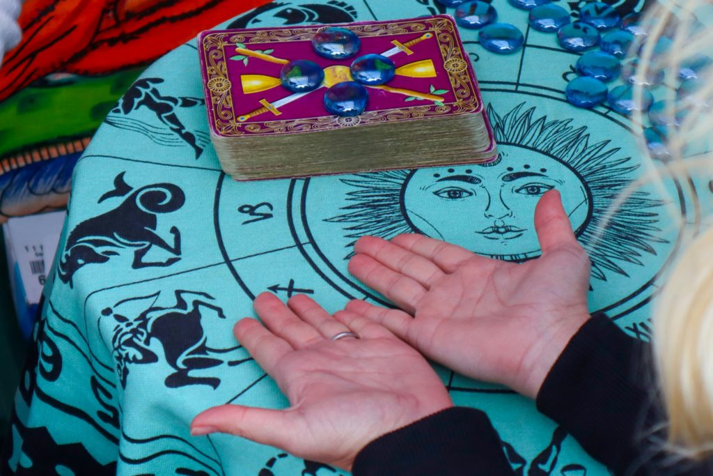 Qual è la differenza tra cartomanzia e astrologia?