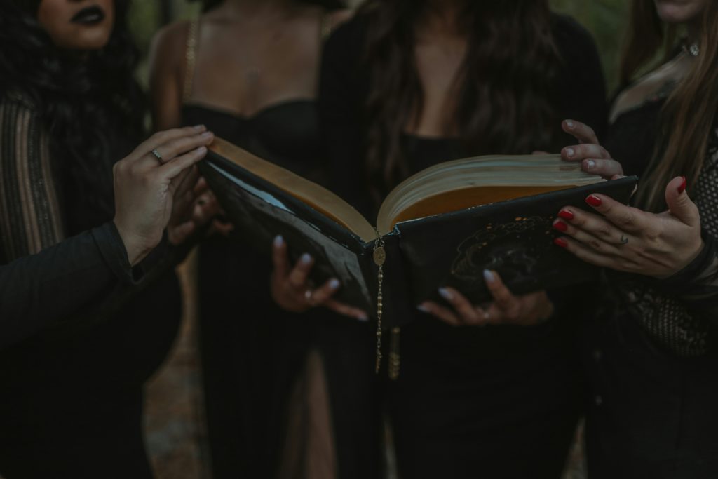 Qual è la differenza tra cartomanzia e astrologia?